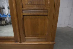 Armoire art déco en chêne sculpté - Atelier flamand circa 1930