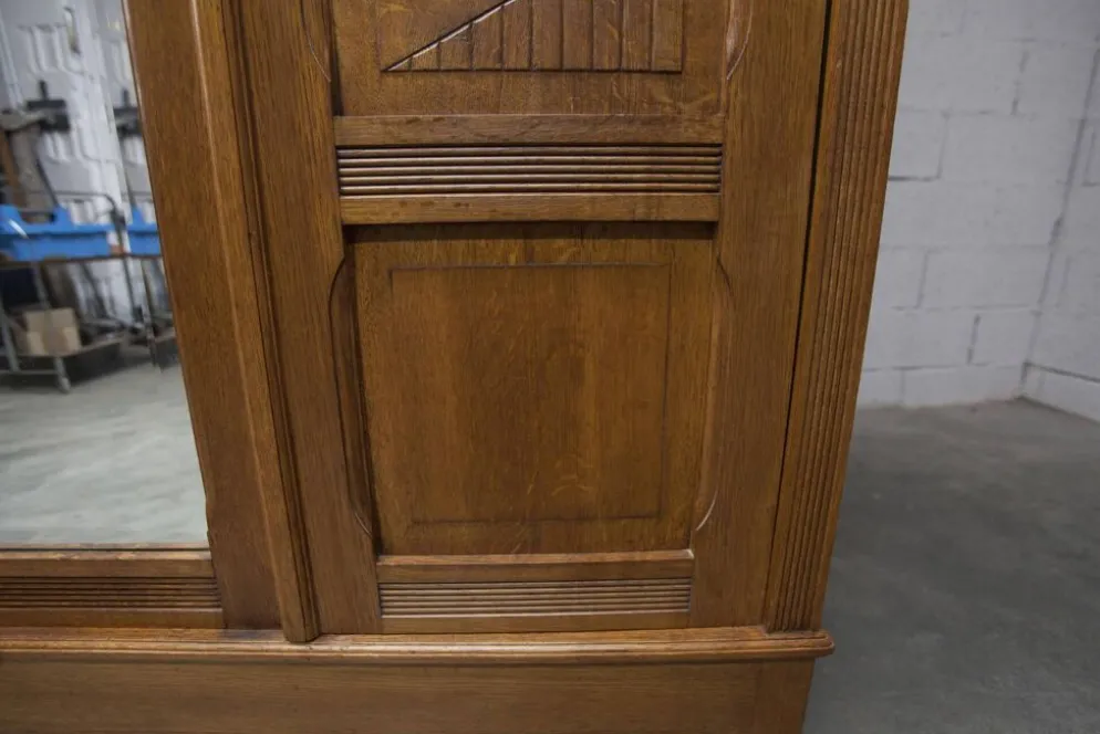 Armoire art déco en chêne sculpté - Atelier flamand circa 1930