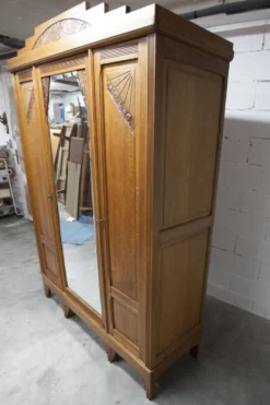 Armoire art déco en chêne sculpté - Atelier flamand circa 1930