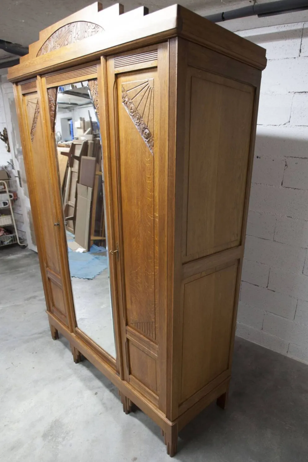 Armoire art déco en chêne sculpté - Atelier flamand circa 1930