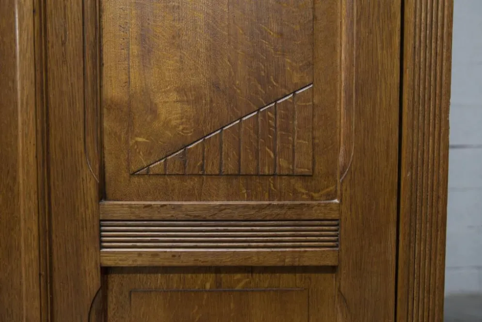 Armoire art déco en chêne sculpté - Atelier flamand circa 1930