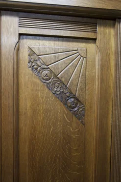 Armoire art déco en chêne sculpté - Atelier flamand circa 1930