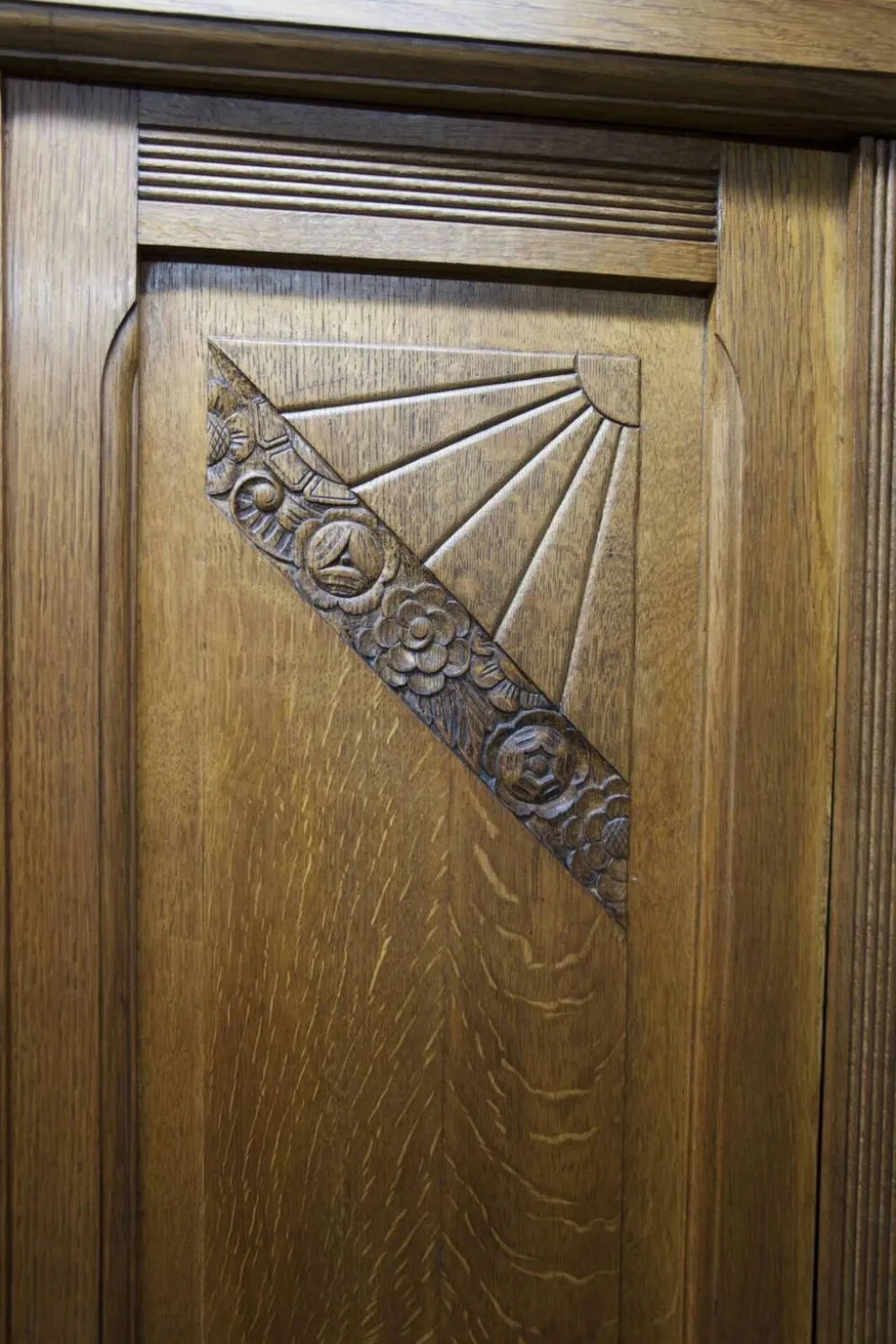 Armoire art déco en chêne sculpté - Atelier flamand circa 1930