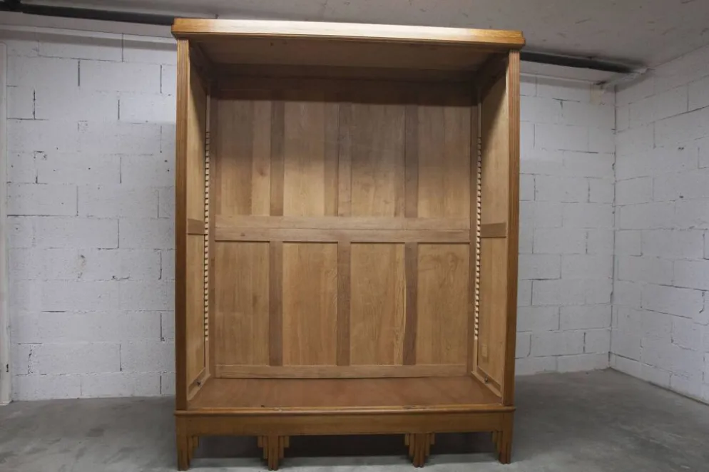 Armoire art déco en chêne sculpté - Atelier flamand circa 1930