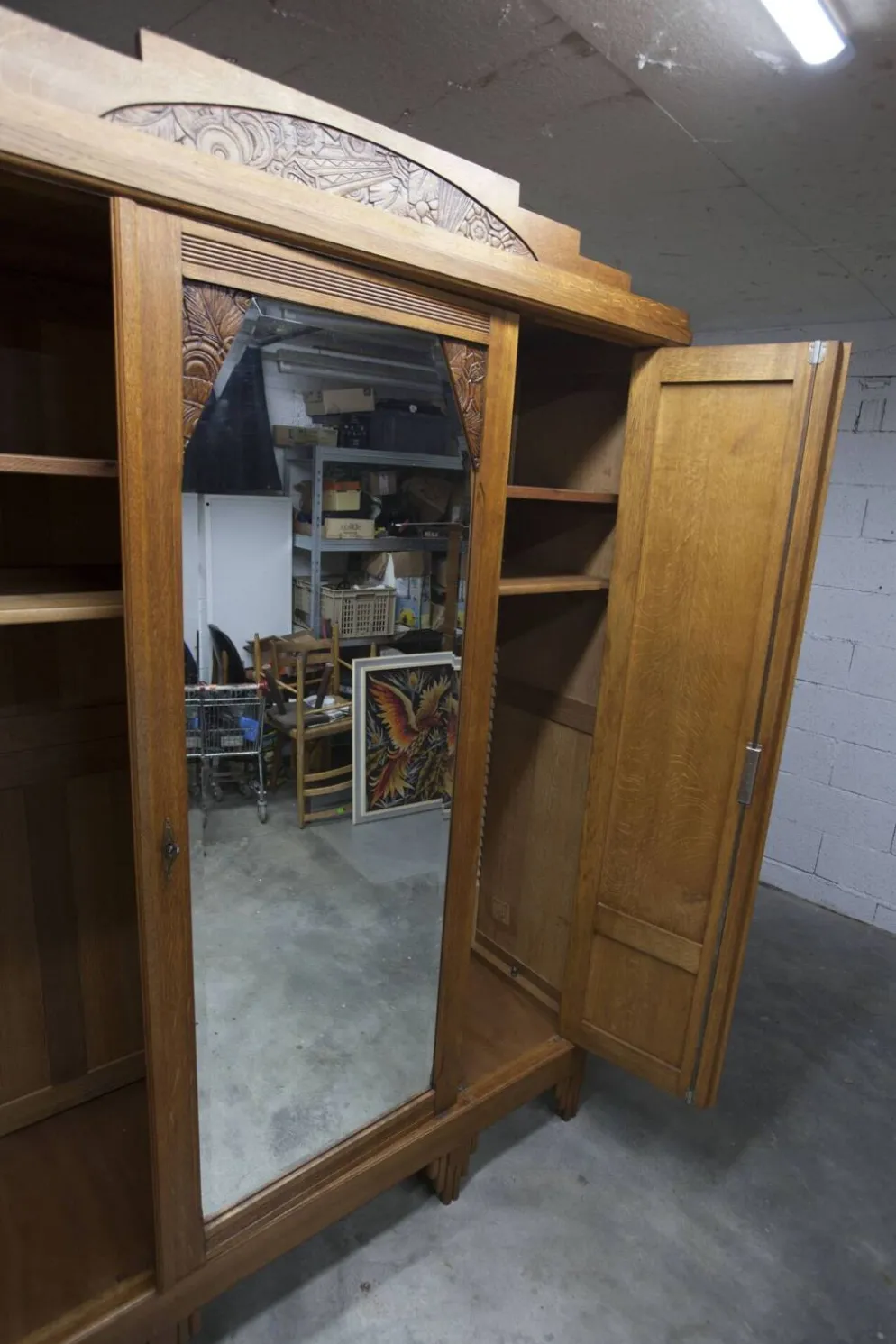Armoire art déco en chêne sculpté - Atelier flamand circa 1930