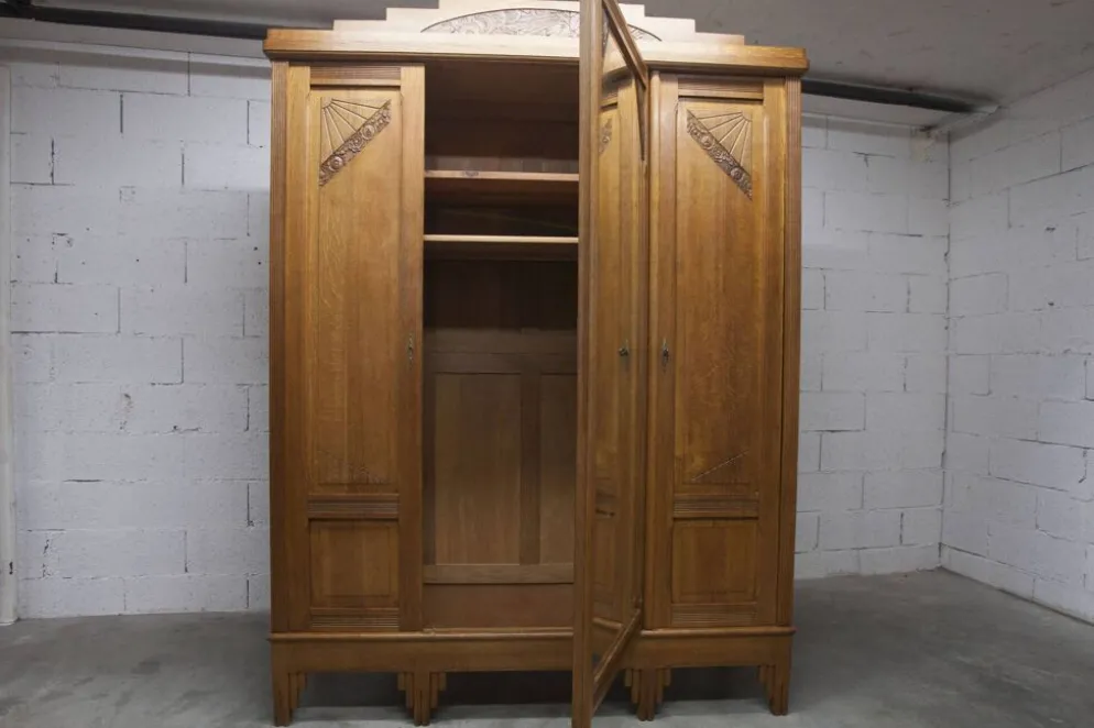 Armoire art déco en chêne sculpté - Atelier flamand circa 1930