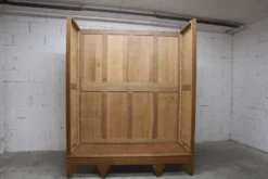 Armoire art déco en chêne sculpté - Atelier flamand circa 1930