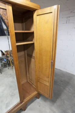 Armoire art déco en chêne sculpté - Atelier flamand circa 1930