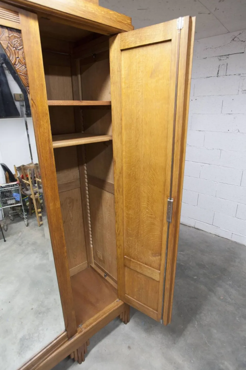 Armoire art déco en chêne sculpté - Atelier flamand circa 1930