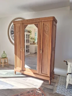 Armoire Art déco en noyer massif sculpté, 1930