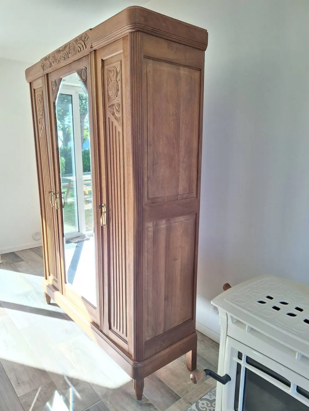 Armoire Art déco en noyer massif sculpté, 1930