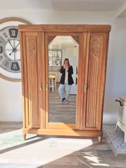 Armoire Art déco en noyer massif sculpté, 1930