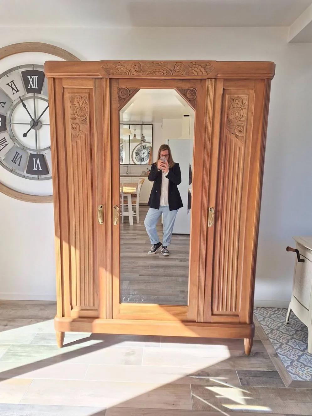 Armoire Art déco en noyer massif sculpté, 1930
