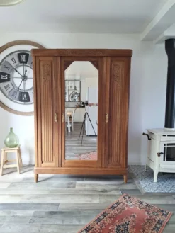Armoire Art déco en noyer massif sculpté, 1930