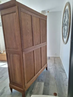 Armoire Art déco en noyer massif sculpté, 1930