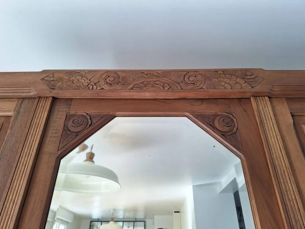 Armoire Art déco en noyer massif sculpté, 1930