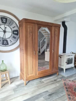 Armoire Art déco en noyer massif sculpté, 1930