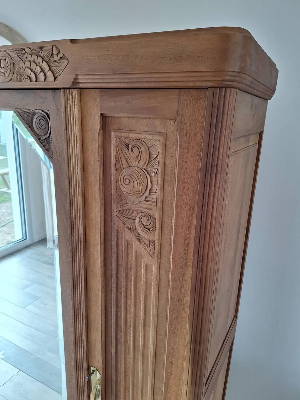 Armoire Art déco en noyer massif sculpté, 1930
