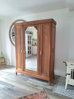 Armoire Art déco en noyer massif sculpté, 1930