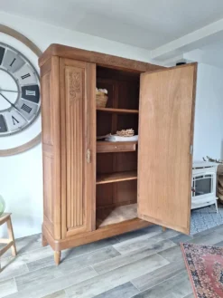 Armoire Art déco en noyer massif sculpté, 1930
