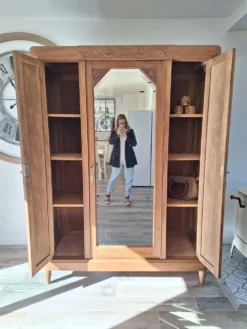 Armoire Art déco en noyer massif sculpté, 1930