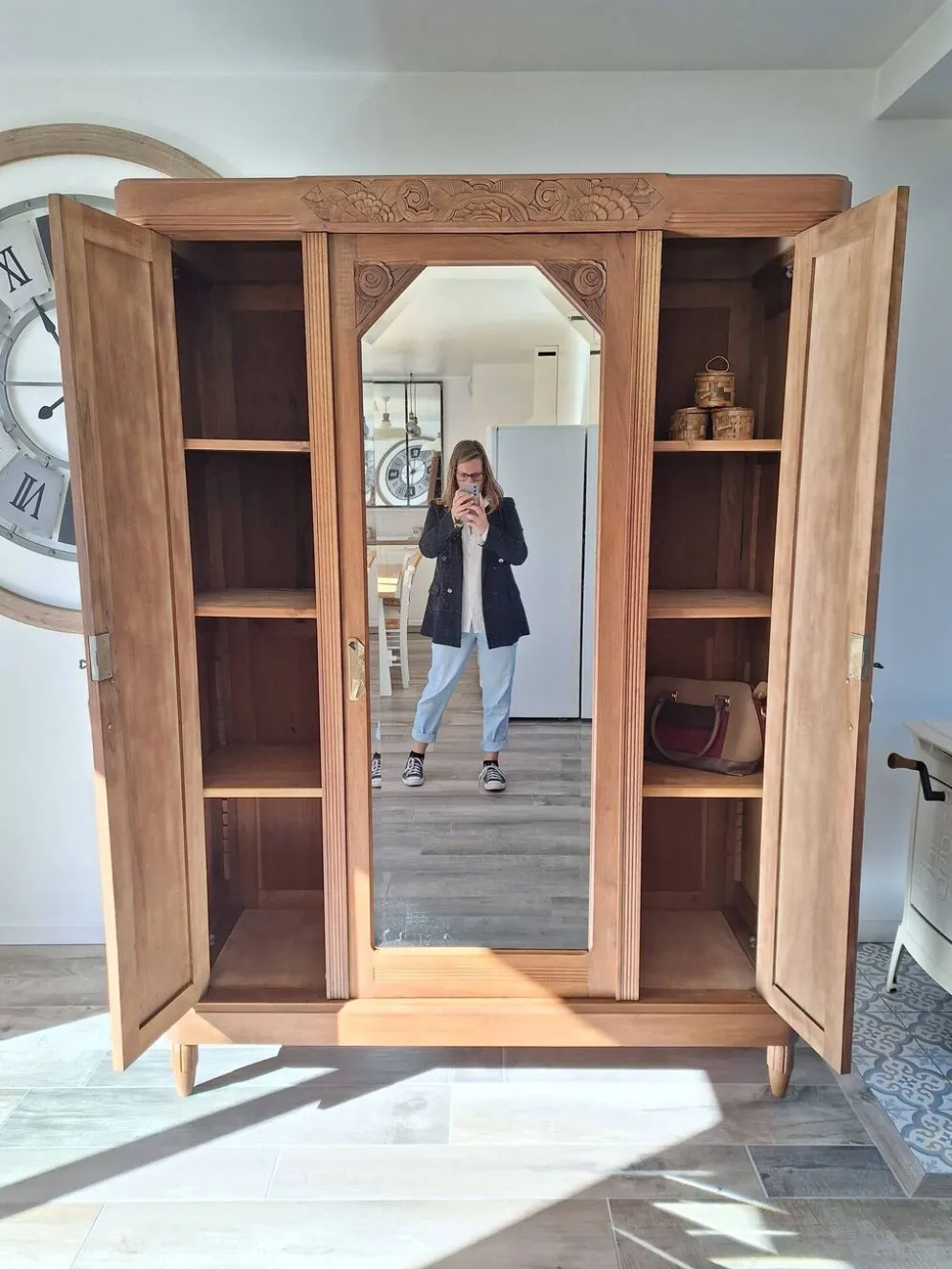 Armoire Art déco en noyer massif sculpté, 1930