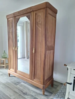 Armoire Art déco en noyer massif sculpté, 1930