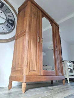 Armoire Art déco en noyer massif sculpté, 1930
