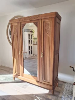 Armoire Art déco en noyer massif sculpté, 1930
