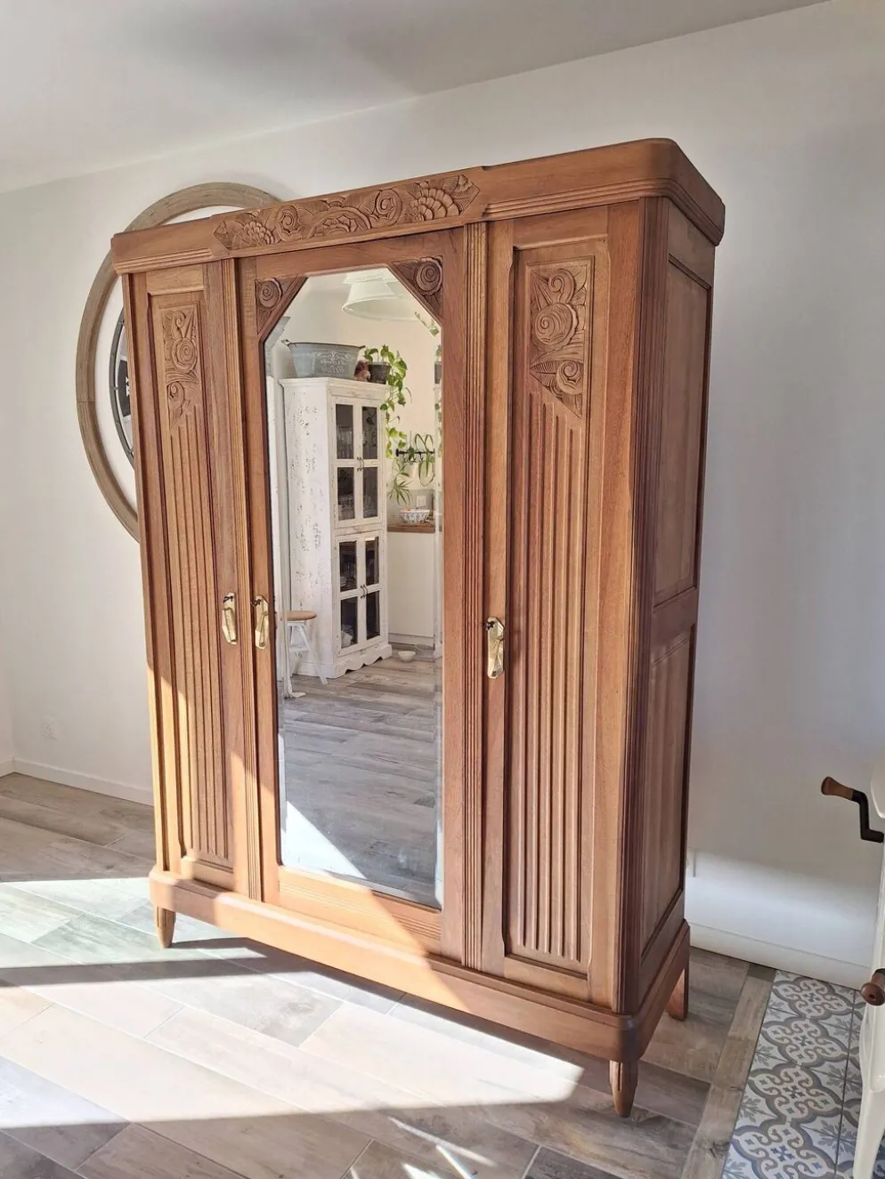 Armoire Art déco en noyer massif sculpté, 1930