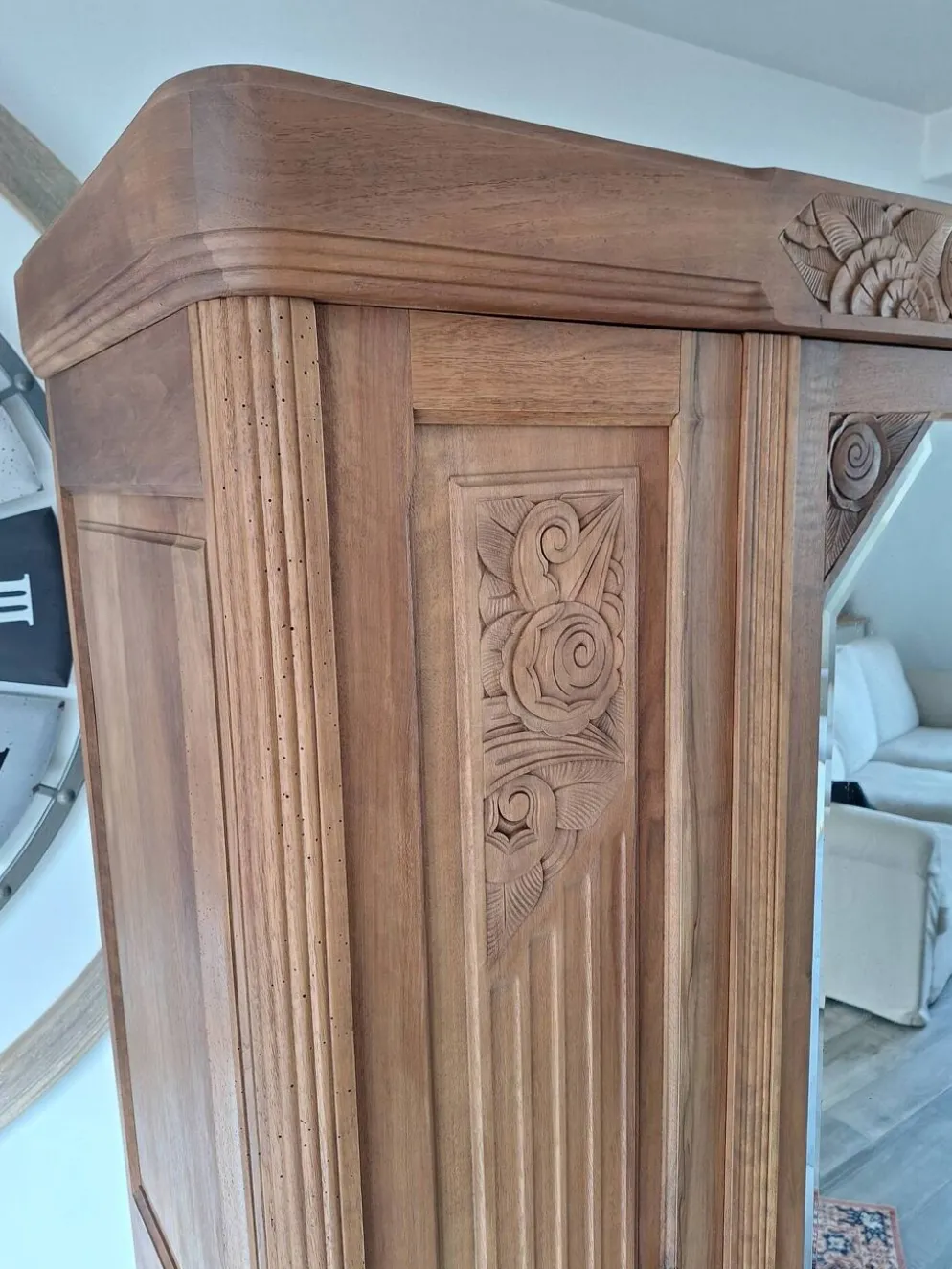 Armoire Art déco en noyer massif sculpté, 1930