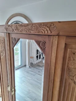 Armoire Art déco en noyer massif sculpté, 1930