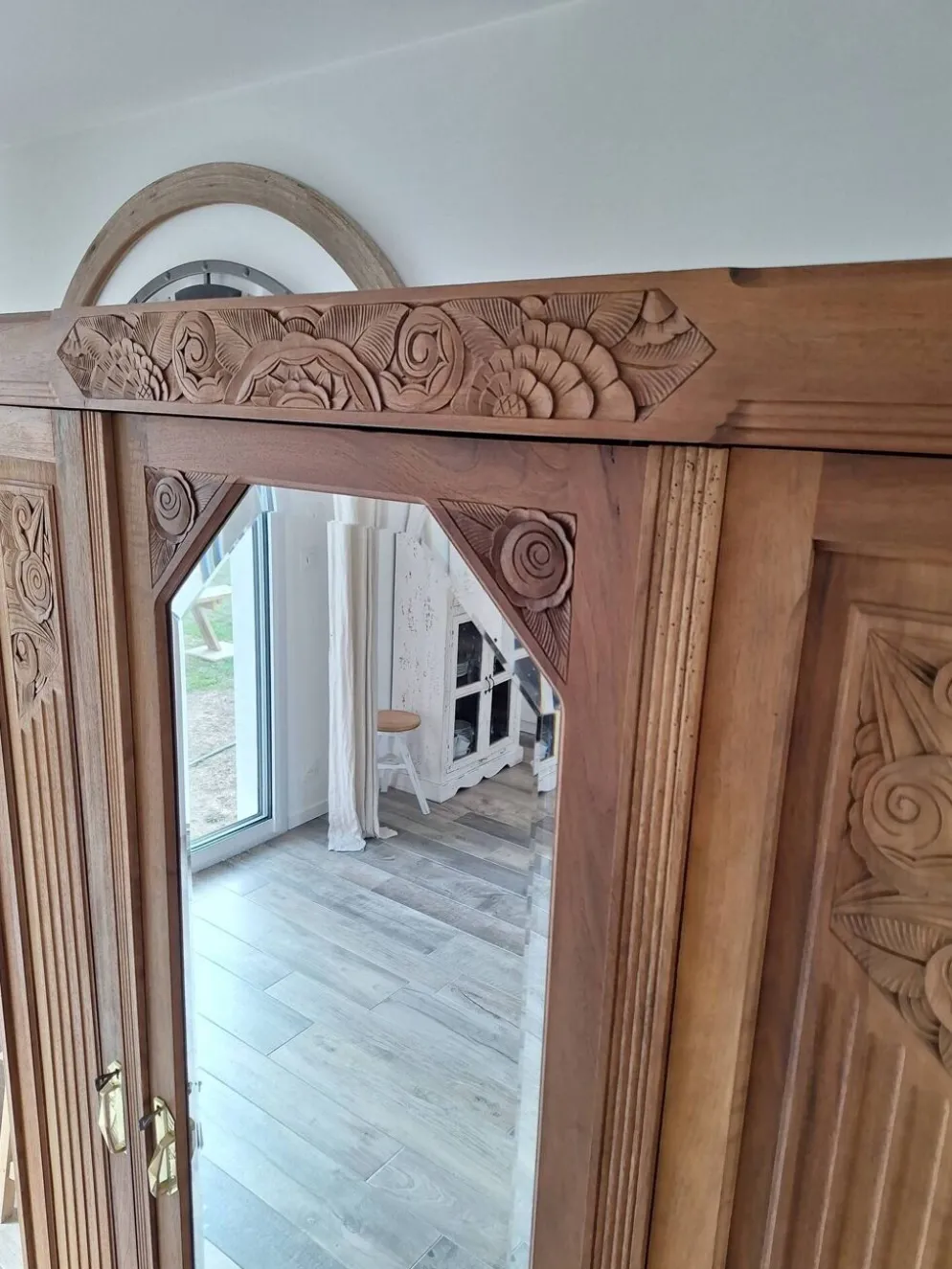 Armoire Art déco en noyer massif sculpté, 1930
