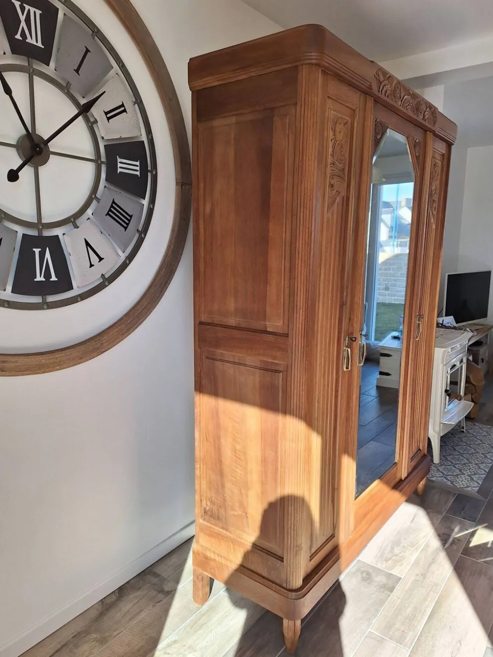 Armoire Art déco en noyer massif sculpté, 1930
