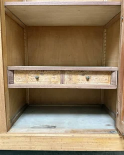 Armoire Art Déco en érable moucheté, rénovée