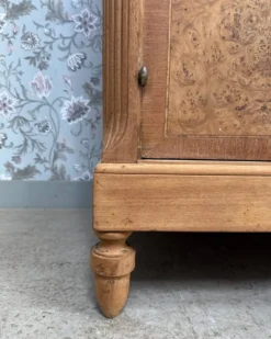 Armoire Art Déco en érable moucheté, rénovée