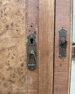 Armoire Art Déco en érable moucheté, rénovée