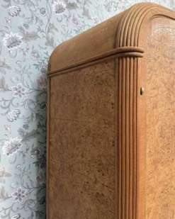 Armoire Art Déco en érable moucheté, rénovée