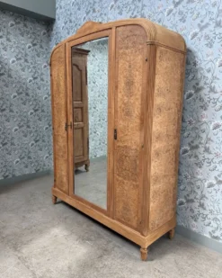 Armoire Art Déco en érable moucheté, rénovée