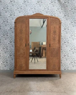 Armoire Art Déco en érable moucheté, rénovée