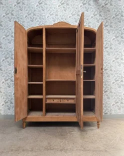 Armoire Art Déco en érable moucheté, rénovée