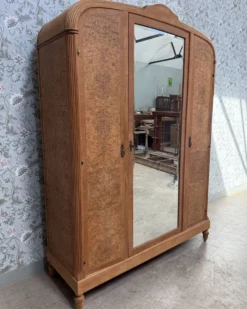 Armoire Art Déco en érable moucheté, rénovée