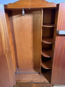 Armoire Art Déco vintage des années 1930 en noyer figuré avec intérieur agencé.