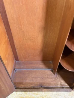 Armoire Art Déco vintage des années 1930 en noyer figuré avec intérieur agencé.