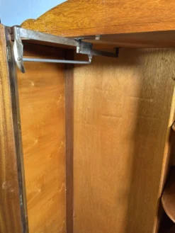 Armoire Art Déco vintage des années 1930 en noyer figuré avec intérieur agencé.