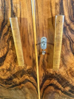 Armoire Art Déco vintage des années 1930 en noyer figuré avec intérieur agencé.