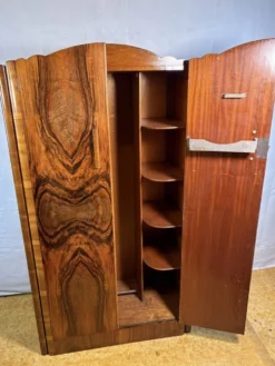 Armoire Art Déco vintage des années 1930 en noyer figuré avec intérieur agencé.