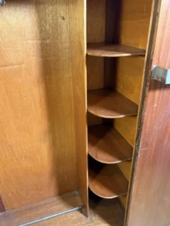 Armoire Art Déco vintage des années 1930 en noyer figuré avec intérieur agencé.