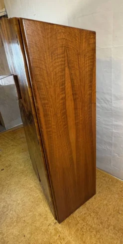 Armoire Art Déco vintage des années 1930 en noyer figuré avec intérieur agencé.