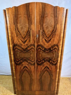 Armoire Art Déco vintage des années 1930 en noyer figuré avec intérieur agencé.